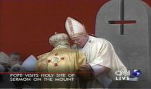 Obrácený kříž na trůnu papeže