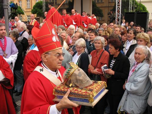 Kardinl Vlk a lebka sv. Vclava