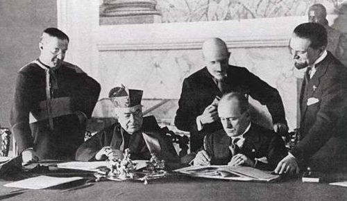 Mussolini a Gaspari podepisuj Laternskou smlouvu (1929)
